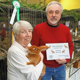 Gisela Richter und Klaus Kohtz aus Ellmendingen nahmen für ihren Zuchtkollegen Rolf Deeg den Preis für die "Beste Zuchtgruppe" entgegen.
