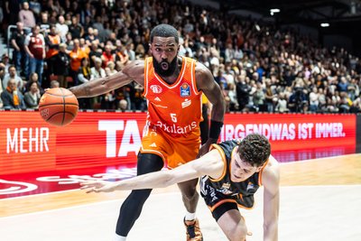 Corey Davis im Spiel der Niners Chemnitz gegen Ratiopharm Ulm. Der Pointguard versenkte in der Schlussphase einige wichtige Würfe.