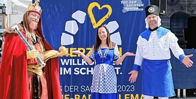 Die Symbolfiguren für den Tag der Sachsen und die 850-Jahr-Feier von Aue: Susann Küchler und Marcus Hoffmann (r.) repräsentieren als Bademädchen und Blaufarbenwerker den Sachsentag, Axel Schlesinger (l.) schlüpft zur 850-Jahr-Feier in die Rolle von Kaiser Barbarossa. 
