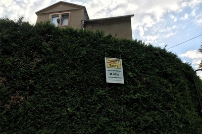 Selbst an einer Hecke in Taura wurde ein Plakat gegen die Eingemeindung angebracht.