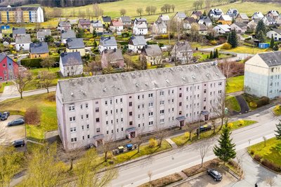 Insgesamt 32 Wohnungen befinden sich im jüngst verkauften Wohnblock in der Olbernhauer Finkenaue 1 bis 7. Die Hälfte davon steht aktuell leer.