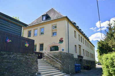 Die Kita „Sonnenkäfer“ liegt in Hoheneck, verfügt hinter dem Gebäude über einen großen Außenbereich.