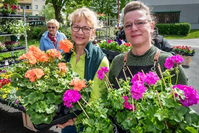 Die Gärtnerinnen Heike Starke und Kristin Fiebig.