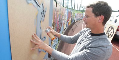André Bretschneider bei der Arbeit: Er leitet das Graffiti-Projekt auf dem Kurt-Helbig-Sportplatz.
