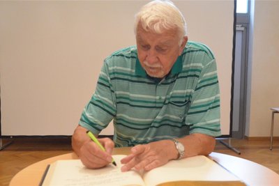 Hanns-Joachim Beer hat nach 28 Jahren seine Tätigkeit als Ortsvorsteher von Breitenau beendet. Auch er trug sich in das Goldene Buch der Stadt Oederan ein.