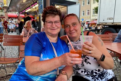Sabine Scholz (rechts) und Sabine Ruhnke lassen es sich am Cocktailstand gut gehen. Bei ihnen bleibt am Wochenende die Küche kalt. Foto: Julia Czaja
