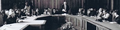 Großer Bahnhof im Ratssaal: In Anwesenheit von Oberbürgermeister Joachim Pilz (links) präsentiert Stadtarchivar Dr. Gert Richter am 10. Februar 1993 nach jahrzehntelanger Zwangspause den ersten Band der neuen Folge der Schriftenreihe "Mitteilungen des Chemnitzer Geschichtsvereins". 