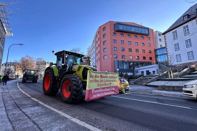 Bis zu 70 Fahrzeuge rollten am Dienstag zwischenzeitlich durch die Annaberger Innenstadt, vorbei am Finanzamt, dem Markt und wieder zurück zum Landratsamt.