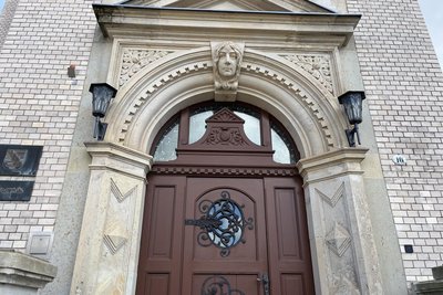 Der Eingang zum Amtsgericht Döbeln. Am Donnerstag wurde ein Urteil gegen einen 52-Jährigen aus Mittelsachsen gesprochen.