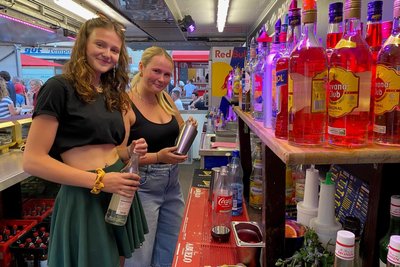Jennifer und Luisa (von links) kredenzen für die durstigen Besucher Cocktails. Besonders beliebt sind die Klassiker wie Mojito und Caipirinha.