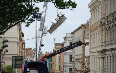 An dem eingestürzten Haus in Görlitz werden Trümmerteile mit einem Kran geborgen. 