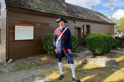 Empfängt im historischen Uniformkostüm des jungen Washington am Fort Loudoun in Winchester Besucher: Guide Charles Harbaugh IV.