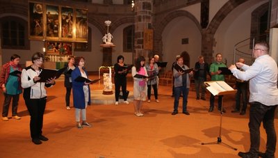 Unter der Leitung von Frank Thiemer (r.) feiern die Schneeberger Heimatsänger mit einem Festkonzert ihr 30-jähriges Bestehen.