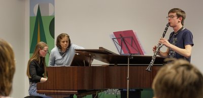 20 Schülerinnen und Schüler aus der Musikschule des Erzgebirgskreises wollen beim diesjährigen Wettbewerb "Jugend musiziert" die Juroren begeistern - unter anderem Salome Uhlig am Klavier und Justus Herzig mit der Klarinette. Dafür wird eifrig geprobt. Betreut wird das Duo von Lehrerin Ivanova Snejana. 