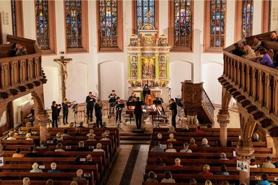 In der Peniger Stadtkirche, hier bei einem Auftritt von Musikern der Vogtland Philharmonie, ist am Samstag ein Orgelkonzert geplant. Foto: Mario Hösel/Archiv