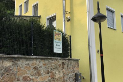 Auch an einem Gartenzaun prangt ein Protest-Schild.