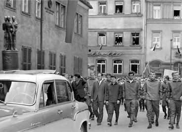  Stolz präsentierte die Mannschaft von Sachsenring Zwickau am Tag nach dem FDGB-Pokalsieg den Pokal während der obligatorischen Mai-Demonstration in der Zwickauer Innenstadt. Von rechts vorn sind zu sehen: Peter Henschel, Alois Glaubitz, Harald Söldner, Gunter Pätzold (Masseur), Erwin Erdmann, Horst Oettler (Trainer), Horst Peschke sowie Werner Franz (Mannschaftsleiter). 