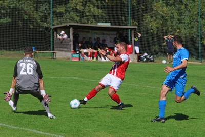 Oliver Bahr (am Ball), hier im Spiel gegen den TSV Crossen, stellte für den SV Waldenburg beim 5:0-Sieg gegen SG Schönfels mit seinem frühen Treffer die Weichen für den Heimsieg.