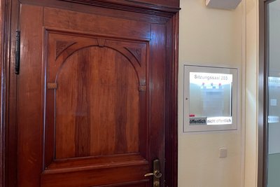 Der Sitzungssaal 203 im Amtsgericht Döbeln war Schauplatz eines Indizienprozesses wegen schweren sexuellen Missbrauchs an Minderjährigen. Deshalb fand ein Großteil der Verhandlungen nichtöffentlich statt.