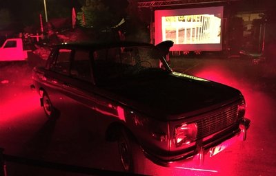 Beim Laser-Show-Finale am Samstag gehörte Rühles 353er Wartburg zu den Stars. Hier erfolgte die Schlüsselübergabe ans Museum. 