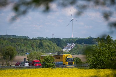 An der A 72 bei Niederdorf sollen Solarparks entstehen. Flächen an solchen Verkehrswegen gelten gesetzlich als privilegiert.