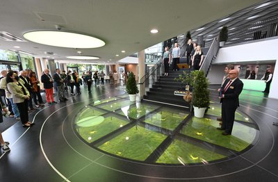 Zur Eröffnung des Carlowitz Congress-Centers war am Mittwoch auch Oberbürgermeister Sven Schulze (rechts vorn) gekommen. In der Mitte des Foyers wurde der beleuchtete Glasboden mit dem mumifizierten Moos eingebaut.