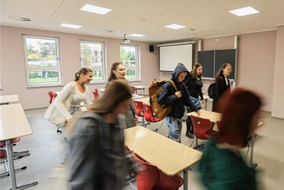 Blick in eines der Zimmer im Neubau. Dort kommen Klimadecken zum Einsatz, die mit kaltem oder warmen Wasser den Raum heizen oder kühlen.
