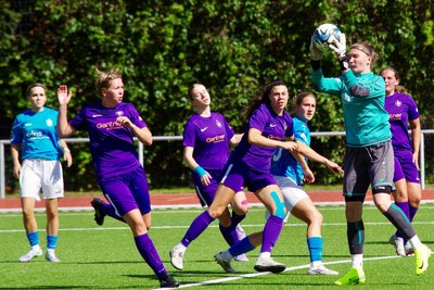 Anni Borrmann, Melanie Hähnel und Elisa Polisik (v. l.) verpassen in dieser Szene gegen Chemnitz den Ball. Keeperin Franziska Frohs hat ihn sicher. Diesen Sonntag geht es für die Veilchen im Pokal weiter.