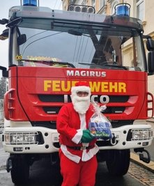 In Glauchau kam der Weihnachtsmann mit der Feuerwehr.