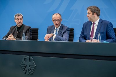 CSU-Chef Markus Söder (links). Bundeskanzler Friedrich Merz (CDU) und Finanzminister Lars Klingbeil (SPD; r.), informierten  am Freitag über die Ergebnisse ihrer Beratungen in der Nacht zuvor.