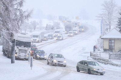 Auf der B 174 zwischen Zschopau und Heinzebank ging es durch die neuen Schneefälle am Freitagmorgen zeitweise kaum voran.