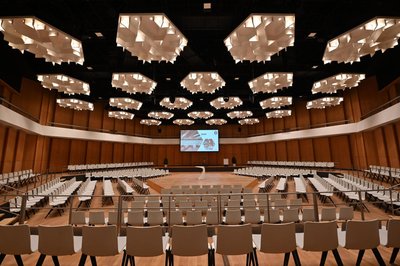 Der Carlowitz-Saal, der frühere Kleine Saal der Stadthalle, ist mit 600 Plätzen der größte Tagungsraum im Kongresszentrum. Er wurde für 1,3 Millionen Euro modernisiert. 