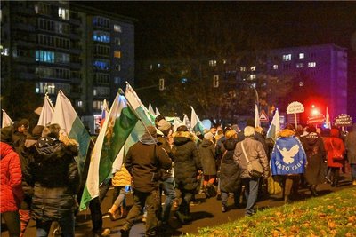 In Chemnitz demonstrieren seit Monaten Menschen jeden Montag gegen so ziemlich alles, was ihnen an der aktuellen Politik nicht passt - oft Seite an Seite mit Vertretern und Bannern rechtsextremer Gruppierungen. Anfang kommender Woche müssen sie auf eine neue Route am Rande der Innenstadt ausweichen. 