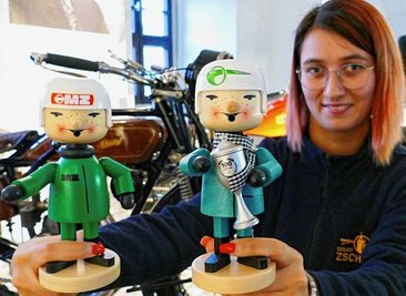 Mitarbeiterin Celine Wolf zeigte die MZ-Räuchermännchen.