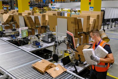 Im Amazon-Versandzentrum in Hof arbeiten fast 2000 Menschen. Etwa 400 pendeln aus dem Vogtland hin.