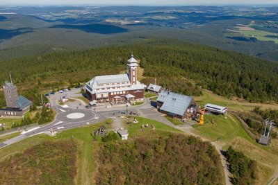 Um die Zukunft des Fichtelberghauses und des Gipfelplateaus machen sich derzeit viele Menschen Gedanken. Der Erzgebirgskreis will sich von der prestigeträchtigen Immobilie trennen, sucht derzeit nach einem Käufer.