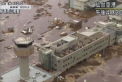 Japan ist vom schwersten jemals dort gemessenen Erdbeben erschüttert und anschließend von einem Tsunami heimgesucht worden. Das Bild zeigt den Flughafen von Sendai im Norden der Hauptinsel Honshu, der völlig überschwemmt wurde. Auf dem Dach des Terminals haben sich dutzende Menschen in Sicherheit gebracht.