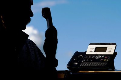 Telefonbetrüger, hier ein Symbolbild, sind meist professionell ausgebildet.
