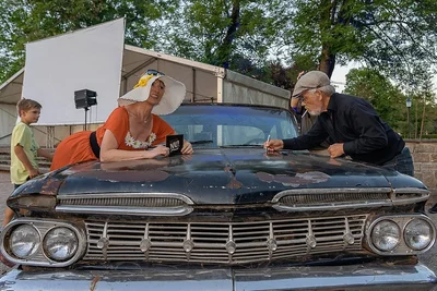 2019, beim vom Inselkino-Verein organisierten Konzert des Bluesduos Holtsø/Wittrock auf der Schlossinsel Rodewisch, signierte Jes Holtsø (r.), der in vielen Olsenbande-Filmen Borge spielte, das Auto. 