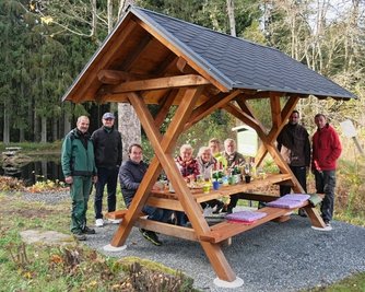Überdachte Sitzgruppe am Sieberts Teich im Grünbacher Siehdichfür. 