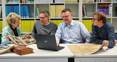 Der Chemnitzer Geschichtsverein - hier im Bild Regina Doerffel, Sebastian Liebold, Patrick Lohse und Klaus Reichmann (von links) - zählt aktuell gut 150 Mitglieder und ist längst im Digitalzeitalter angekommen. Eines seiner Projekte ist ein "Digitaler Historischer Atlas" für Chemnitz. 