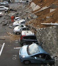 Der Nordosten Japans ist von einem schweren Erdbeben der Stärke 8,8 erschüttert worden. Nach Presseberichten erreichten nach dem Beben, dessen Epizentrum vor der Küste des Landes lag, rund vier Meter hohe Wellen Japan. In der Stadt Ibaraki wurden diese Autos unter einer Mauer begraben.