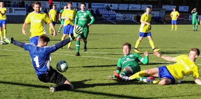 Am zehnten Spieltag der Fußball-Landesklasse sind Vincent Bobach - im Foto im grünen Trikot beim Schuss auf das Tor von Blau-Gelb Mülsen, den Keeper Moritz Tomann aber pariert - und seine Teamkameraden von Merkur Oelsnitz am Sonntag im Zwickauer Ortsteil Marienthal beim Tabellendritten ESV Lok zu Gast.