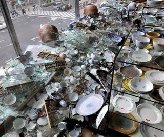 Fensterscheiben und Porzellan sind nach dem Erdbeben in einem Porzelanladen in Tokio zerstört. Ein schweres Erdbeben der Stärke 8,9 hat den Nordosten Japans erschüttert und hohe Tsunami-Wellen ausgelöst.