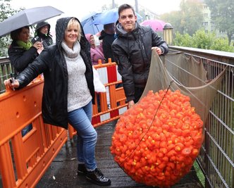Beim Entenrennen in Flöha sorgten Dennis Kästner (r.) und Evelyn Trocha für die "Startaufstellung". Insgesamt wurden 1100 Enten ins Rennen geschickt. 