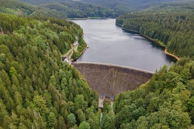 Die Talsperre aus der Vogelperspektive. Ihre Staumauer ist die letzte, die aus Bruchsteinen für eine Trinkwassertalsperre in Deutschland gebaut wurde.