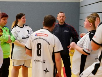Trainer Ronny Weber war mit seinem Handballteam der Lebensbrücke Glauchau zufrieden. Am ersten Spieltag der Special Liga Sachsen konnten zwei der drei Partien gewonnen werden. 