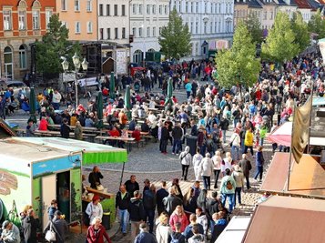 Das gute Wetter am Samstagnachmittag lockte Hunderte Leute zum Stadtfest auf den Werdauer Markt.