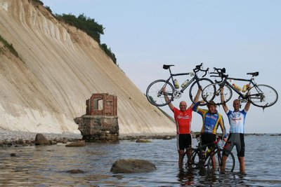Das Ziel der Fichkona-Teilnehmer: Ein Schnappschuss mit Fahrrad im Wasser.