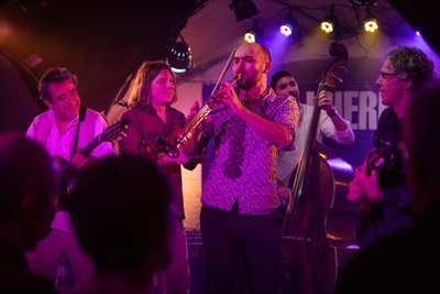 Das Absinto Orkestra spielte sich zum zweiten Wertungskonzert des Folkherbstes in die Herzen der Besucher und ist der Gewinner des diesjährigen Wettbewerbs.